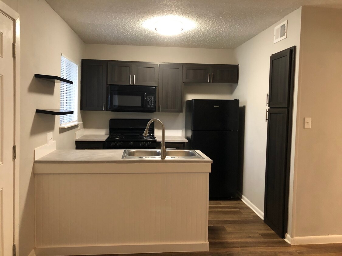 Kitchen with black appliances - 137 Elm St