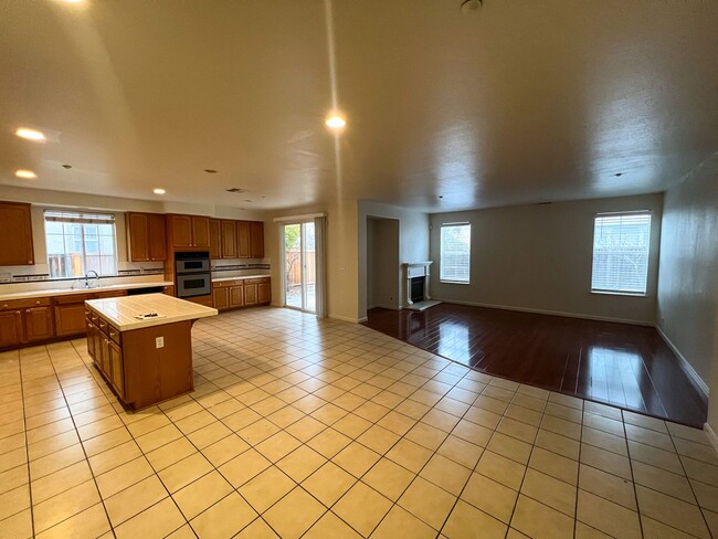 Building Photo - Perfect Shape Executive Home in Newark nex...