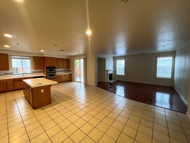 Foto del edificio - Perfect Shape Executive Home in Newark nex...