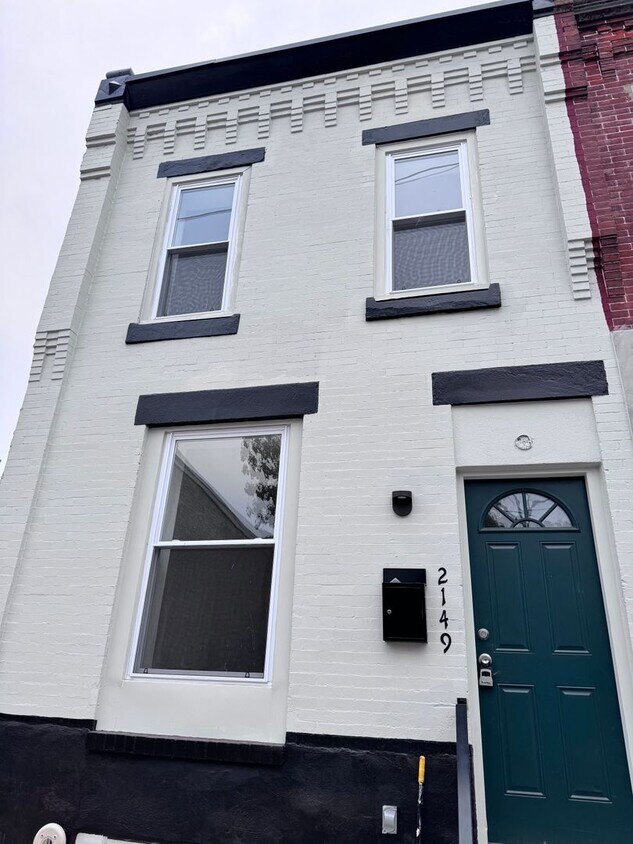 Primary Photo - Stunning 2-Bedroom Townhome Just Outside B...