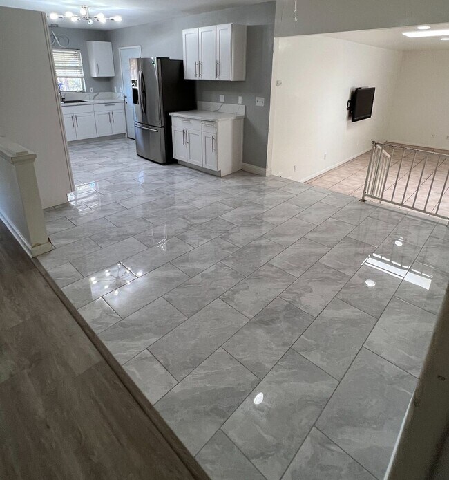 Foto del edificio - 5 bed 3 bath w/ large rooms and backyard