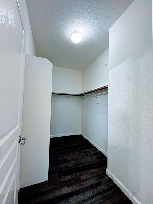 Building Photo - !!Get $500 OFF!! 3BR SFR w/ Tandem Garage & Fenced Yard near Boxwood St