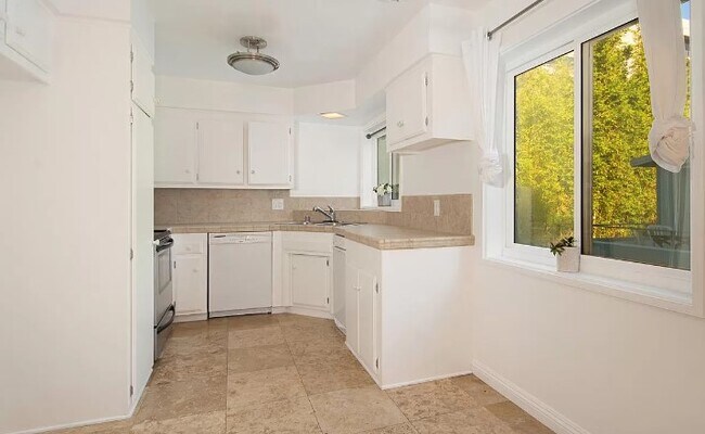 Building Photo - 2352 Torrey Pines Rd