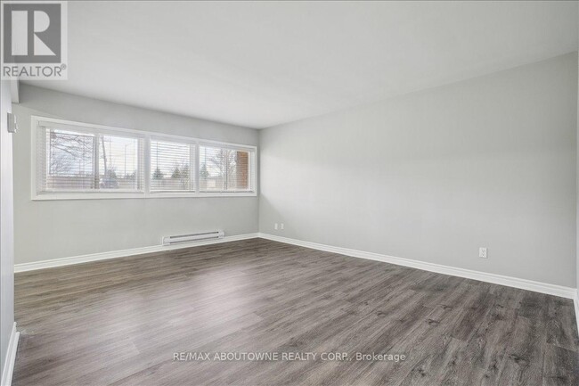 Building Photo - 2354 Queensway Dr