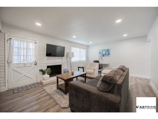 Foto del edificio - Experience Elevated Living in This Fully Remodeled 2/1 patio Home in the Heart of Tempe, Where Moder