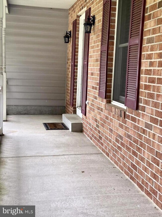 Building Photo - 1000 Redbrook Ct