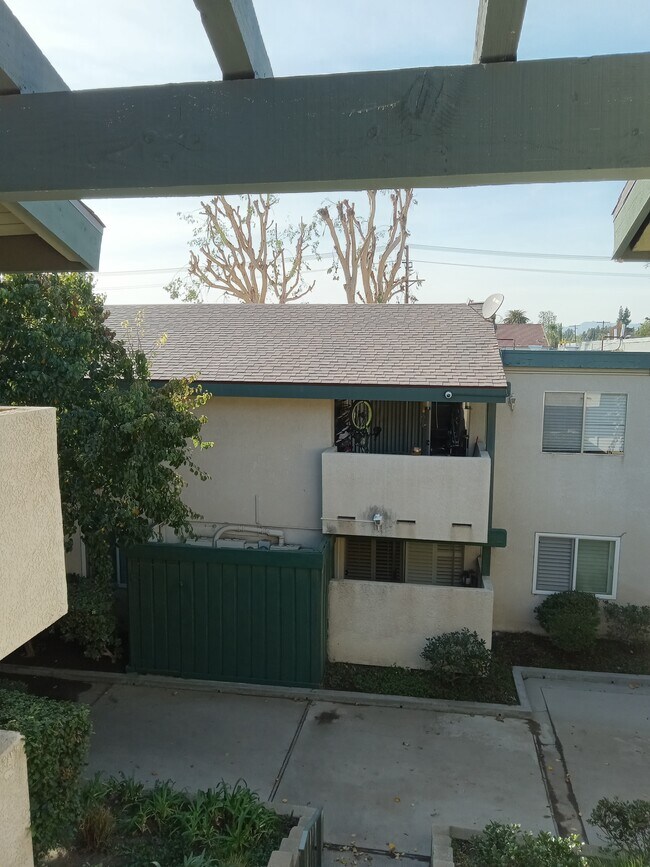 Foto del edificio - 10636 Woodley Ave