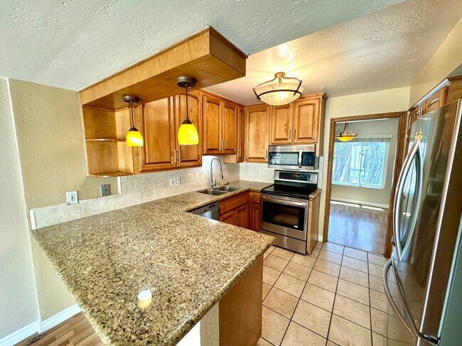 Building Photo - Great 4B/2.5BA Townhome in Scripps Ranch!