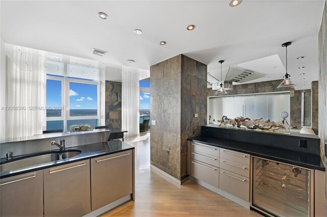 Building Photo - 1331 Brickell Bay Dr