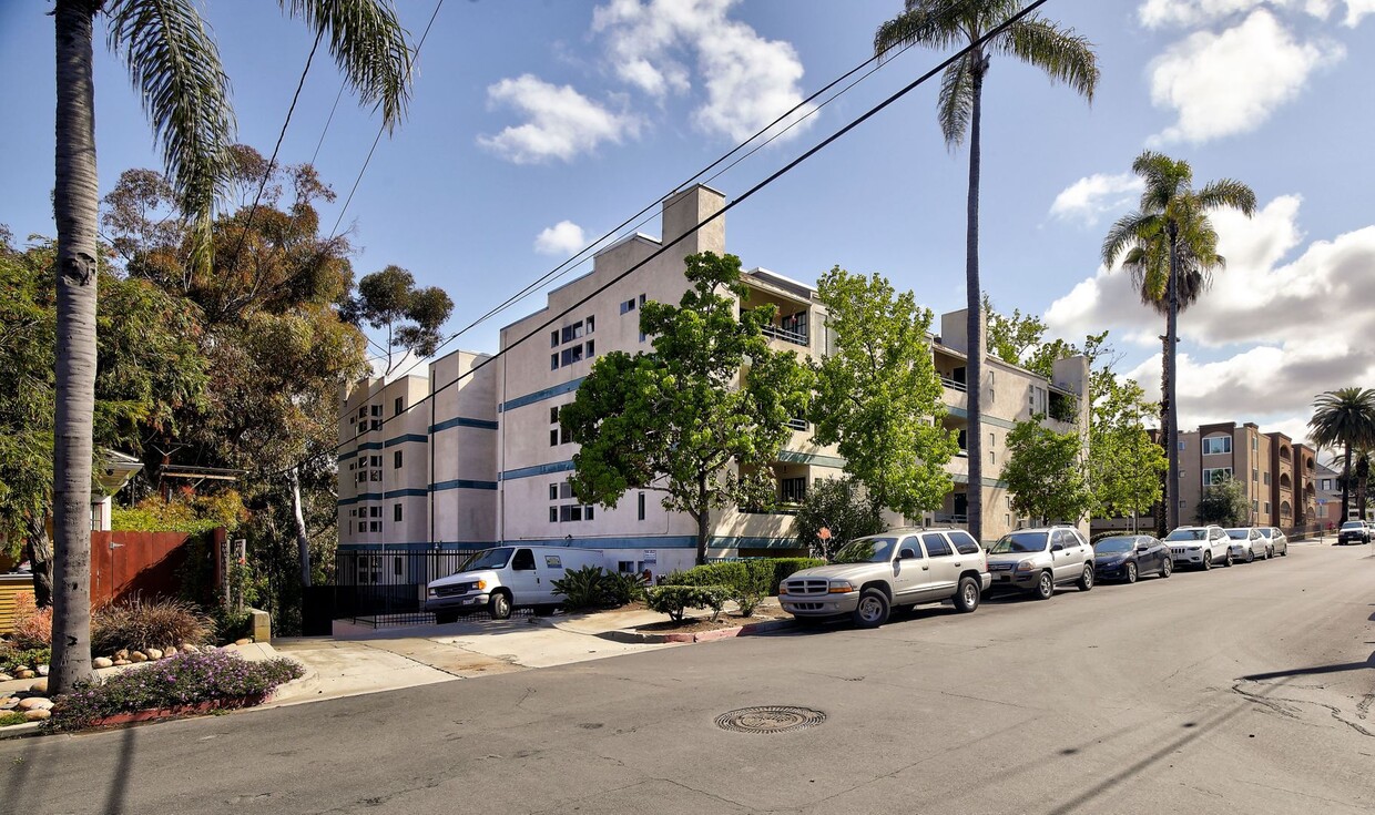 Foto principal - $3200 / Fabulous 2br / 2ba condo (Bankers ...