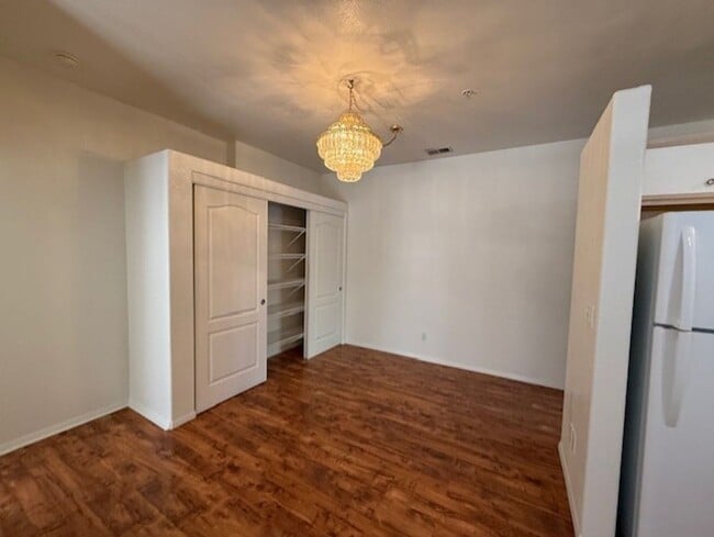 Building Photo - 2 Bedroom 2 Bath Contact Property Pros Pro...