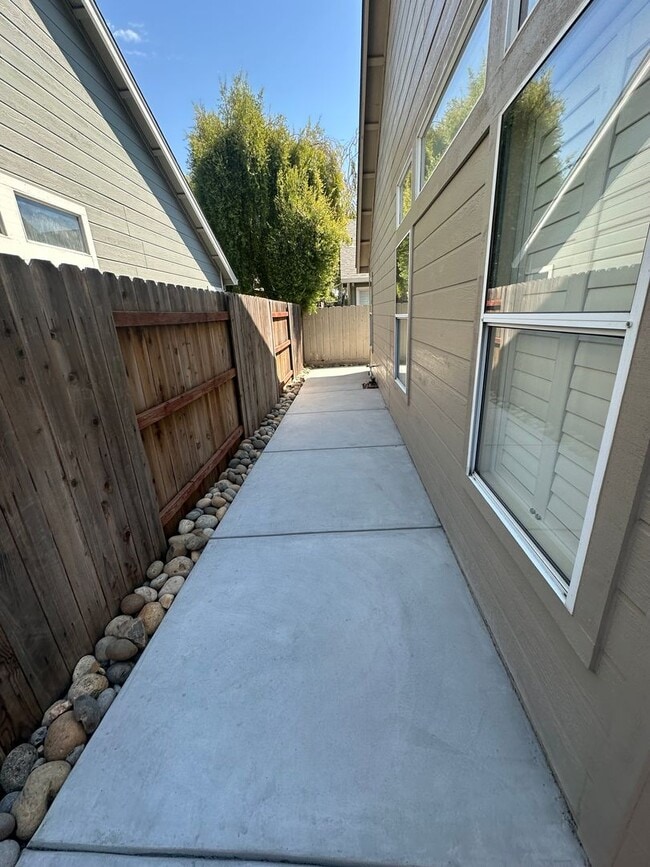 Building Photo - Beautiful 3 bedroom!