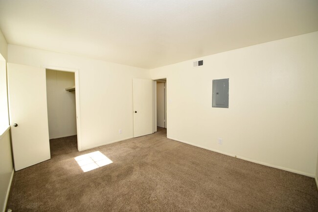 Building Photo - 4750 E 68th St