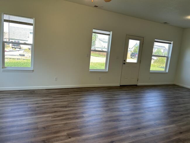 Building Photo - 410 Par Ave