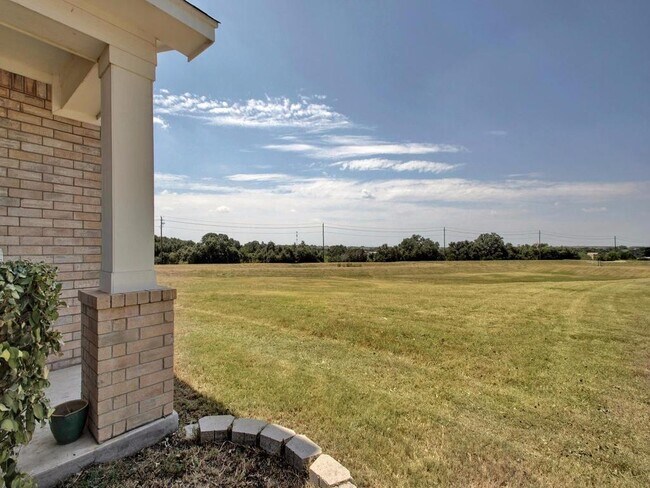 Foto del edificio - 15104 Fernhill Dr