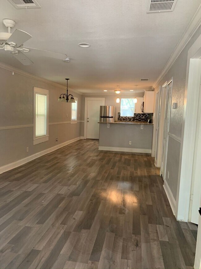 Foto del edificio - 2 br, 1 bath House - 2707 EAST 11TH AVE