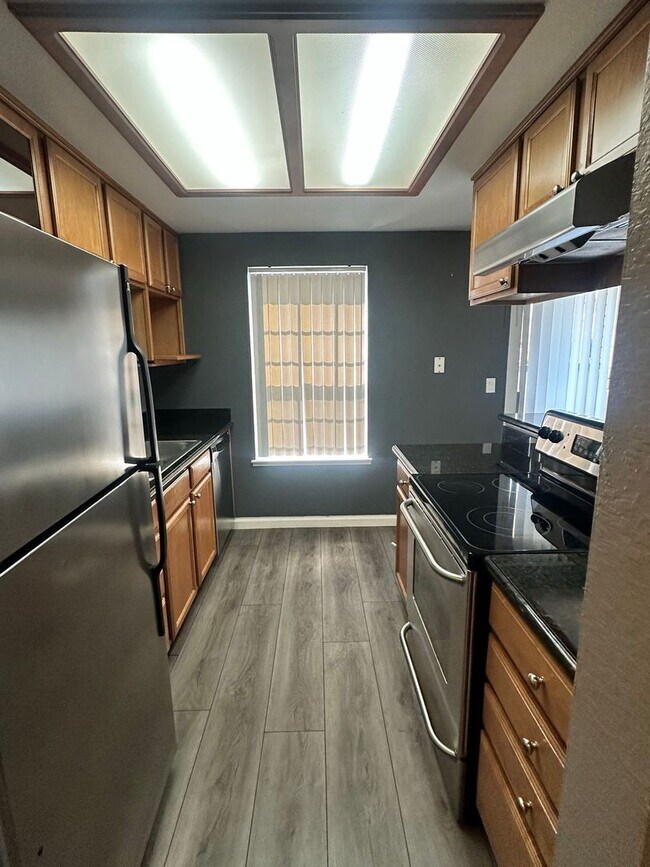 Foto del edificio - Parkview condo close to shopping & freeway access!