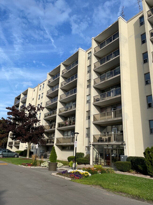 380 Vine St Unit 00, St Catharines, ON L2M 4T6 Apartments 380 Vine St