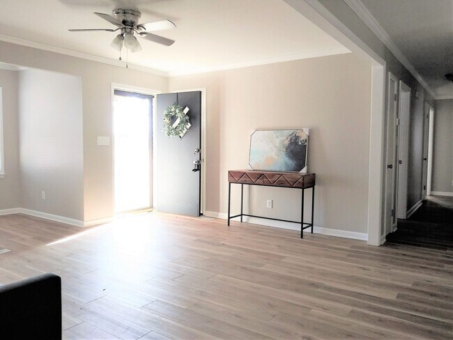 Foto del edificio - *5 Bedrooms & a Great Backyard!*  ~~~A_TRULY_FABULOUS_HOUSE~~~