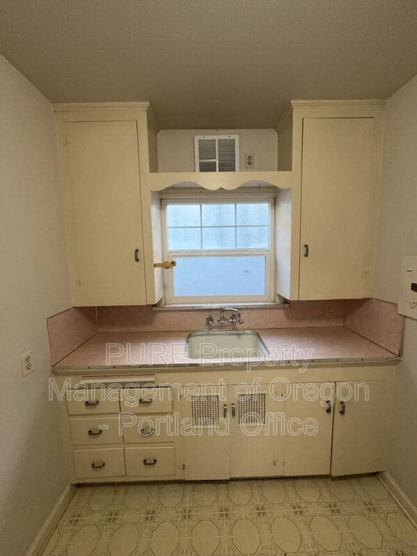 Building Photo - 715 NE 20th Ave