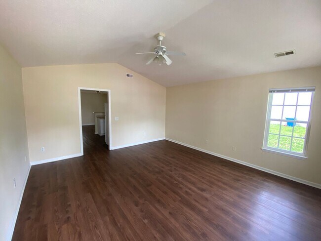 Foto del edificio - 3 Bedroom, 2 Bath House Available June 1st