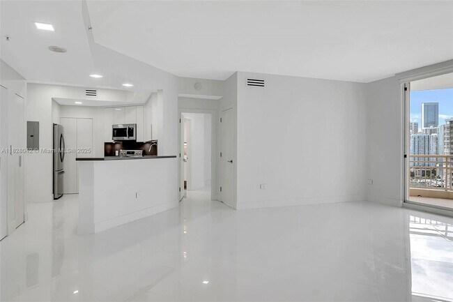 Building Photo - 888 Brickell Key Dr