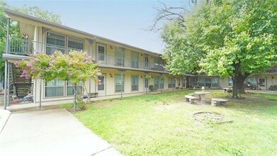 Building Photo - 202 E Oak St