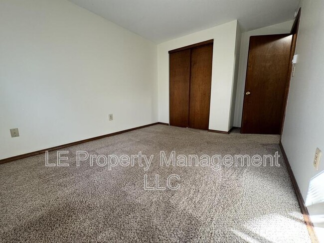 Building Photo - 172 Rethal St