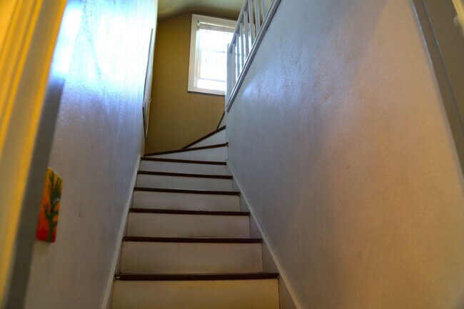 Building Photo - Across the Street from OSU 3 Bed 1 bath