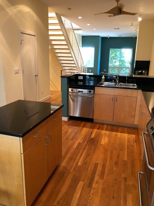 Building Photo - Immaculate end unit condo between Uptown &...