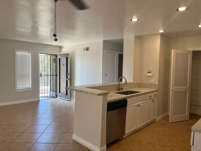 Building Photo - Beautiful 2 Bedroom/1 Bath Floor Level Rem...