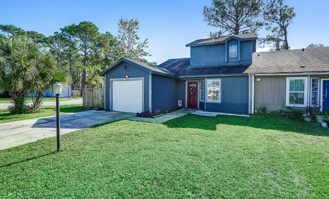 Building Photo - Charming and Conveniently Located Townhome...