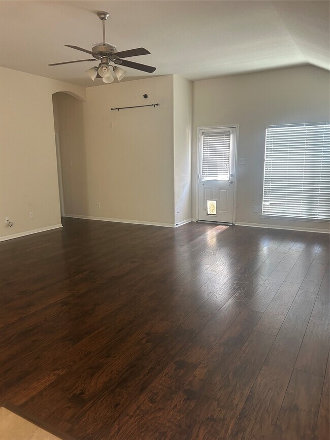 Building Photo - 8407 Broadleaf Ave