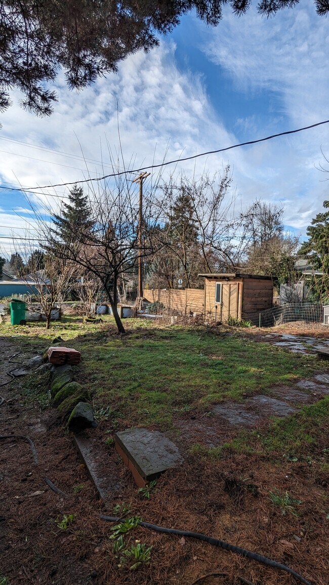 Front yard - 4525 SE Malden Dr