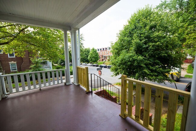 Building Photo - 2026/2027 JHU Off-Campus 5bd/3ba Charles Village w/ W/D & parking!.. Available 6/9/26