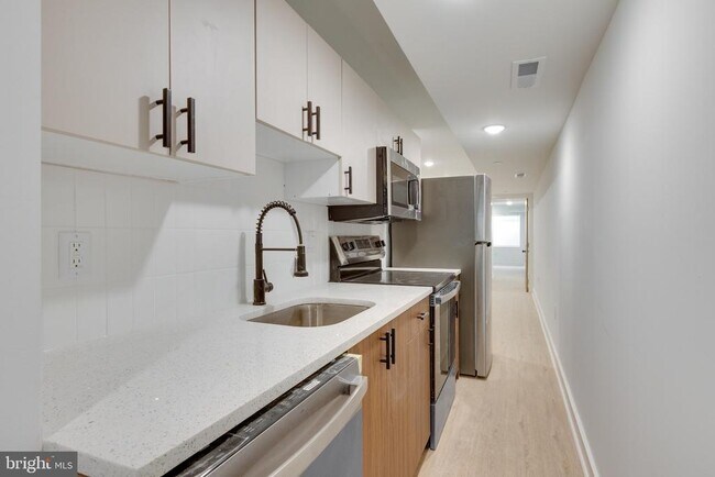 Foto del edificio - 4153 Mantua Ave