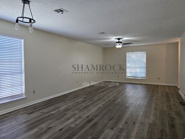 Foto del edificio - 6625 Dunn Dr