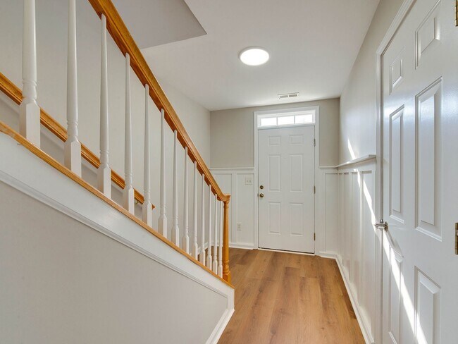 Foto del edificio - Recently updated and stunning townhome in the Mallard Glen subdivision.
