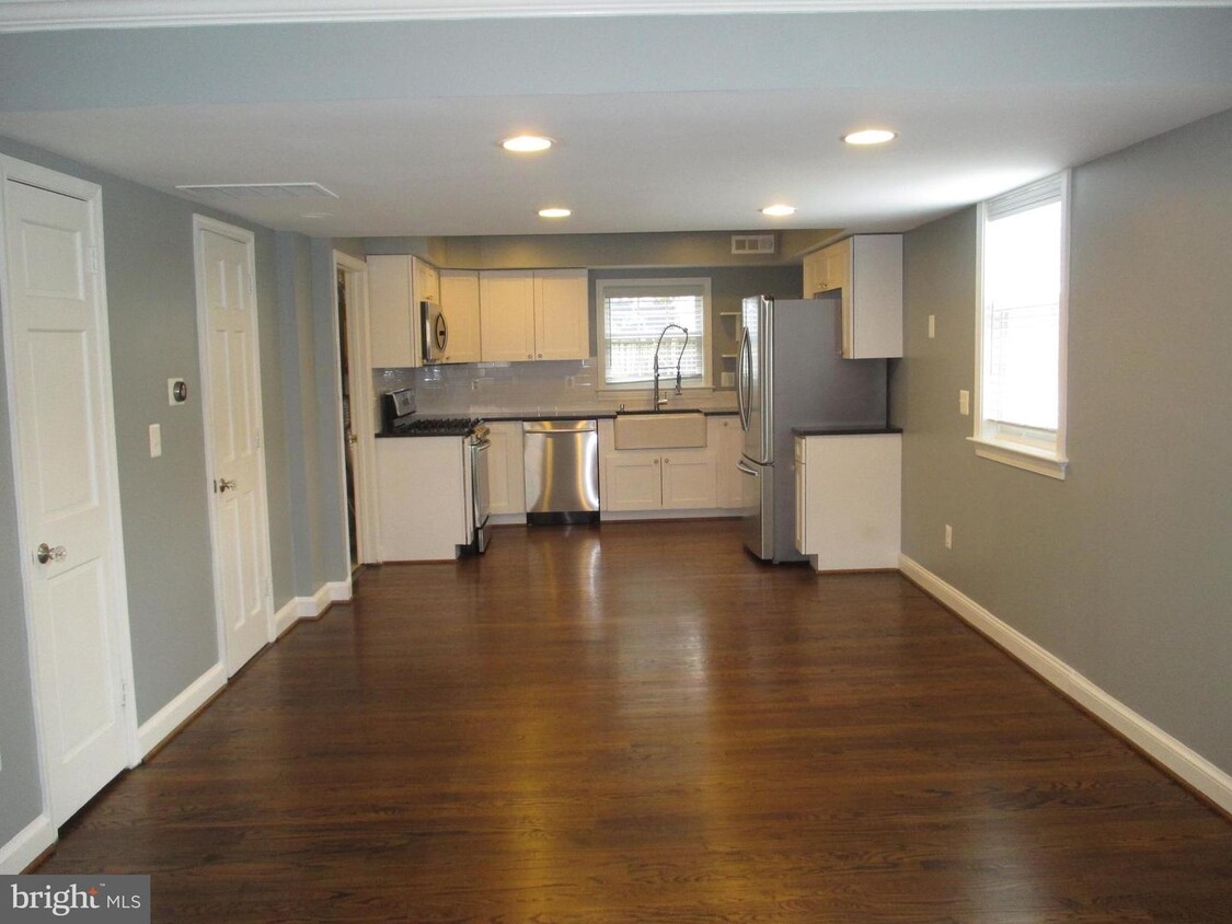 Primary Photo - 922 Pendleton St