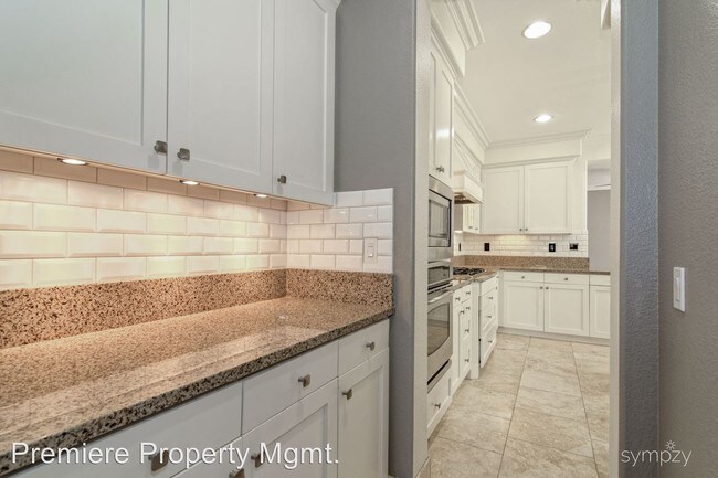 Building Photo - 6233 Village Green Dr