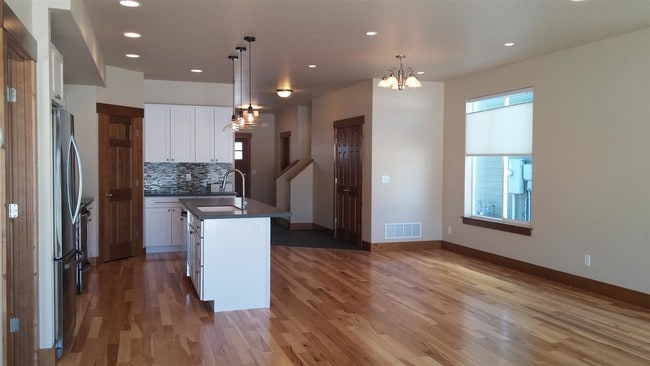 Building Photo - 772 Rosa Way