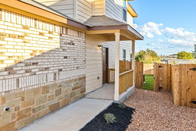 Building Photo - 3 Bedroom, 2.5 Bathroom Duplex in New Brau...