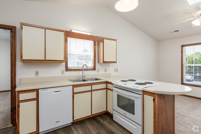 2BR, 1BA - 725SF - Kitchen - Timber East Apartments