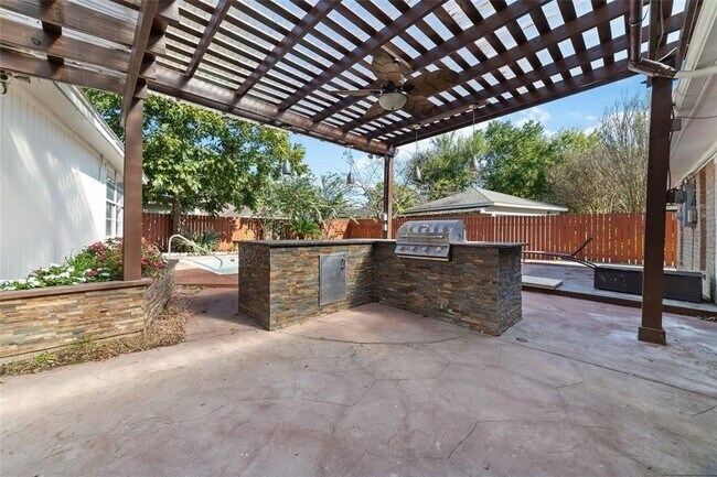 Building Photo - 22122 Woodrose Dr