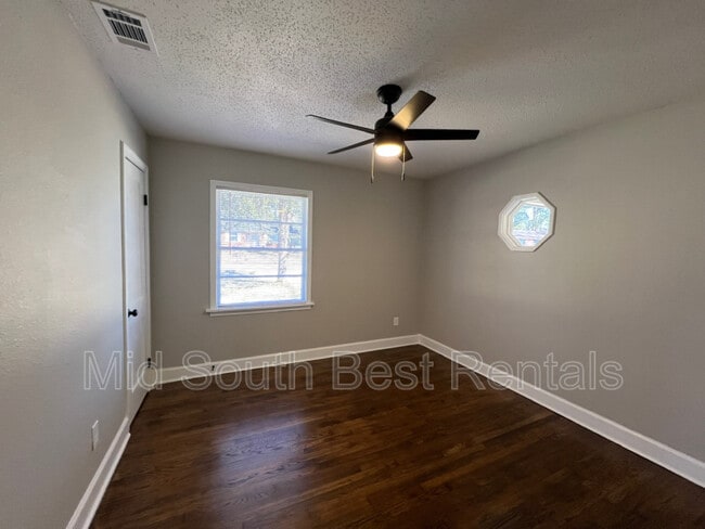 Building Photo - 483 Jeanne Dr
