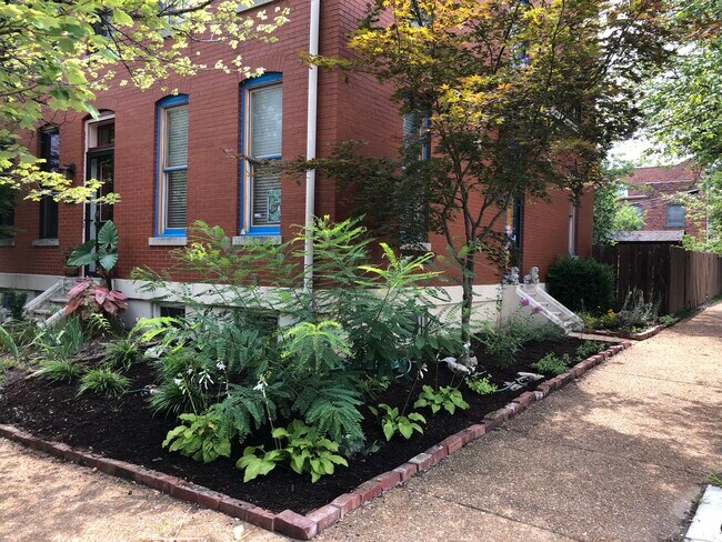 El frente de la casa, esta casa está en la esquina de 3 casas adosadas adosadas. - 1626 Carroll St