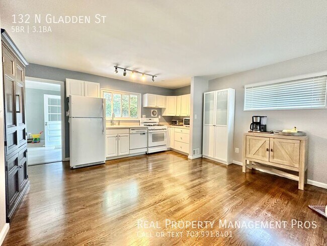 Building Photo - 5 Bedroom Charming Cape Cod - Separate liv...