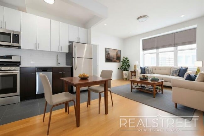 Building Photo - LUXURY 2 Bed in Queens!