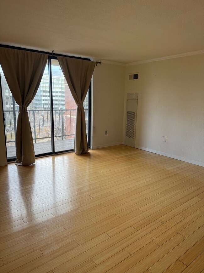 Sala de estar con acceso a balcón privado - 1301 Speer Blvd