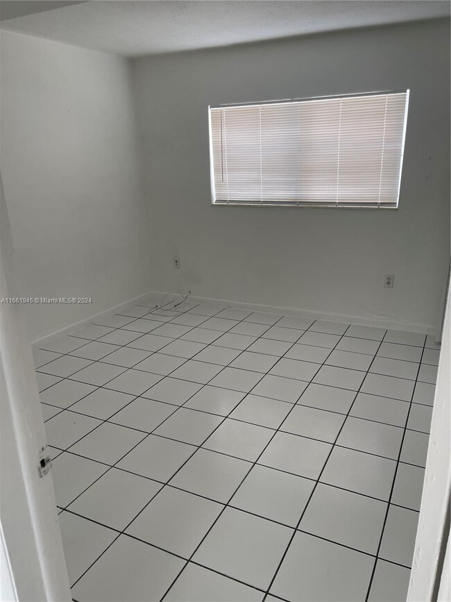 Building Photo - 601 S Royal Poinciana Blvd